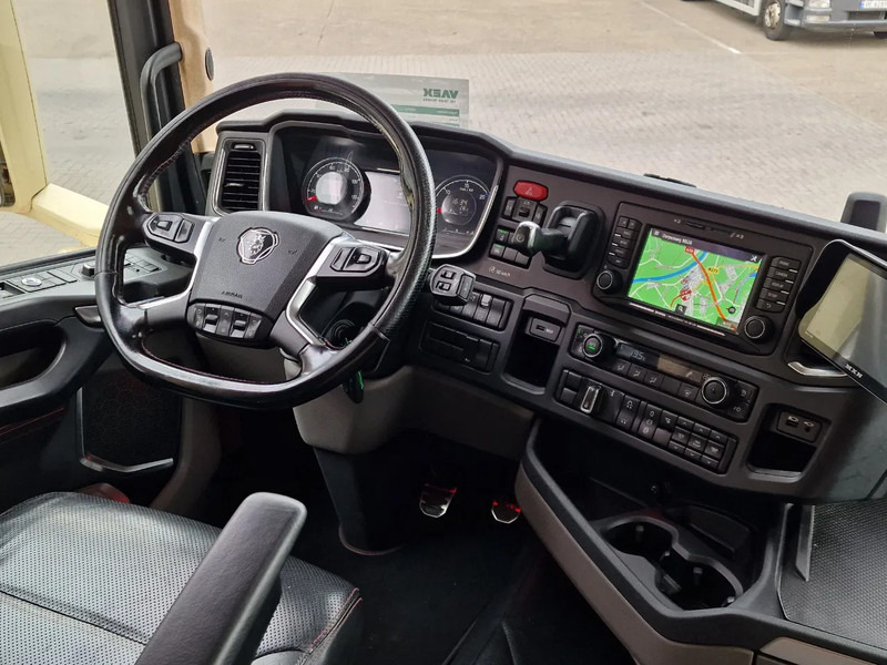 Влекач Scania R580 V8 NGS Highline 6x2 - PTO/Hydraulic - 2.95 WB - Retarder - Night clima - Custom interior: снимка 11 Влекач Scania R580 V8 NGS Highline 6x2 - PTO/Hydraulic - 2.95 WB - Retarder - Night clima - Custom interior: снимка 11