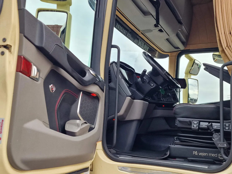Влекач Scania R580 V8 NGS Highline 6x2 - PTO/Hydraulic - 2.95 WB - Retarder - Night clima - Custom interior: снимка 9 Влекач Scania R580 V8 NGS Highline 6x2 - PTO/Hydraulic - 2.95 WB - Retarder - Night clima - Custom interior: снимка 9