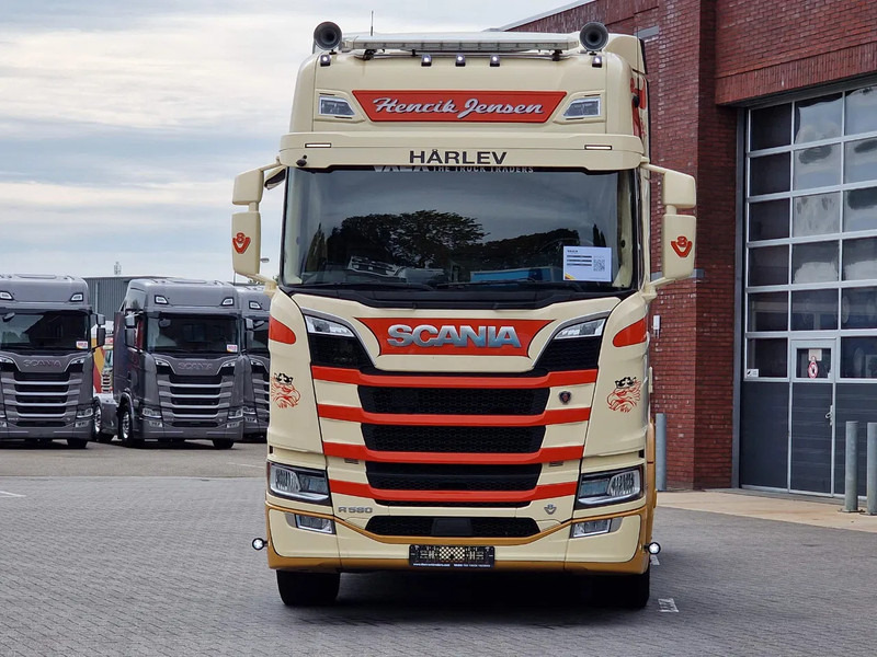 Scania R580 V8 NGS Highline 6x2 - PTO/Hydraulic - 2.95 WB - Retarder - Night clima - Custom interior - Влекач: снимка 2 Scania R580 V8 NGS Highline 6x2 - PTO/Hydraulic - 2.95 WB - Retarder - Night clima - Custom interior - Влекач: снимка 2