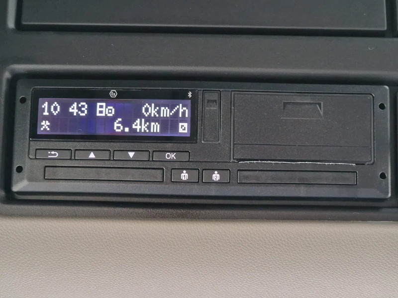 Влекач Scania S460 Highline 4x2 - Lowdeck - New - Retarder - Night clima - 2x tank - Led - Full spoiler: снимка 16 Влекач Scania S460 Highline 4x2 - Lowdeck - New - Retarder - Night clima - 2x tank - Led - Full spoiler: снимка 16