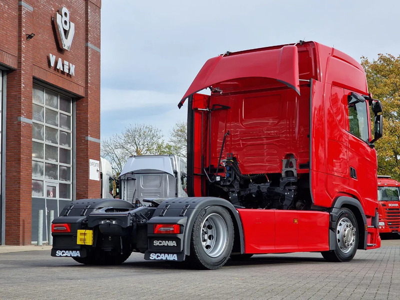 Влекач Scania S460 Highline 4x2 - Lowdeck - New - Retarder - Night clima - 2x tank - Led - Full spoiler: снимка 7 Влекач Scania S460 Highline 4x2 - Lowdeck - New - Retarder - Night clima - 2x tank - Led - Full spoiler: снимка 7