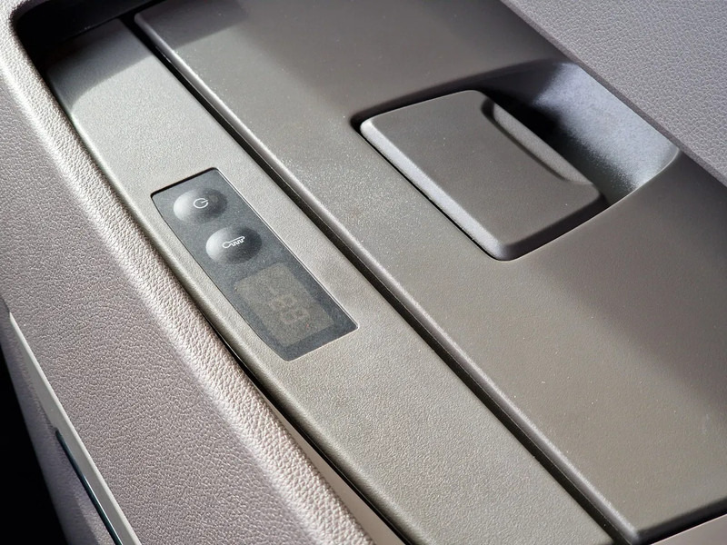 Влекач Scania S460 Highline 4x2 - Lowdeck - New - Retarder - Night clima - 2x tank - Led - Full spoiler: снимка 18 Влекач Scania S460 Highline 4x2 - Lowdeck - New - Retarder - Night clima - 2x tank - Led - Full spoiler: снимка 18