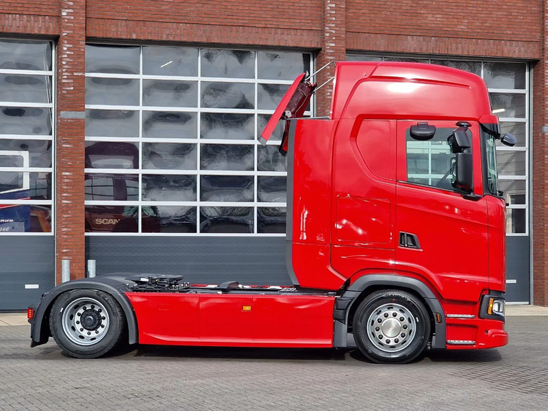 Влекач Scania S460 Highline 4x2 - Lowdeck - New - Retarder - Night clima - 2x tank - Led - Full spoiler: снимка 8 Влекач Scania S460 Highline 4x2 - Lowdeck - New - Retarder - Night clima - 2x tank - Led - Full spoiler: снимка 8