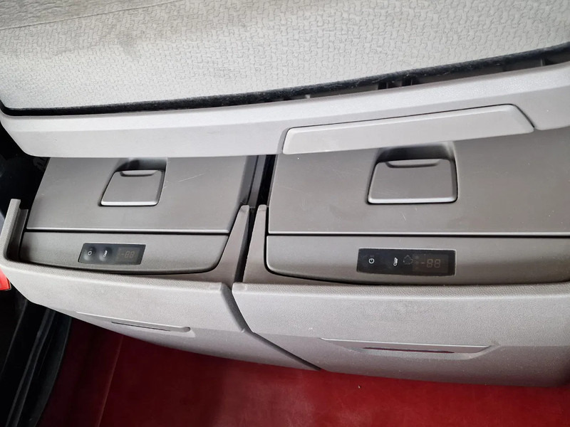 Лизинг на Scania S500 NGS Highline 4x2 - Retarder - Night clima - Full air - Custom interior - Full spoiler - 2 tank Scania S500 NGS Highline 4x2 - Retarder - Night clima - Full air - Custom interior - Full spoiler - 2 tank: снимка 15