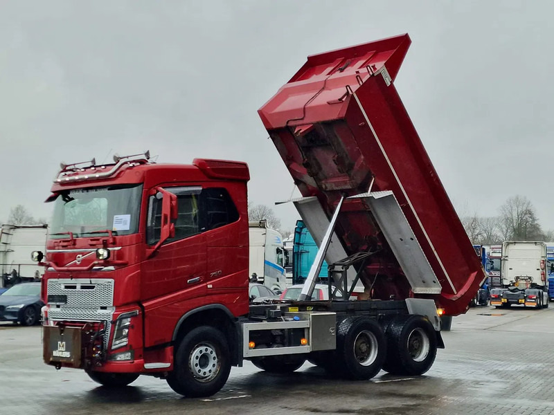 Volvo FH 16.750 6x4 Tipper - Retarder - HUB reduction - Full air - Самосвал камион: снимка 4 Volvo FH 16.750 6x4 Tipper - Retarder - HUB reduction - Full air - Самосвал камион: снимка 4