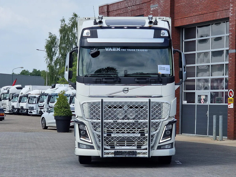 Volvo FH 16.750 6x6/6x4 2 deck livestock - Full air - VEB + - За превоз на животни камион: снимка 3 Volvo FH 16.750 6x6/6x4 2 deck livestock - Full air - VEB + - За превоз на животни камион: снимка 3