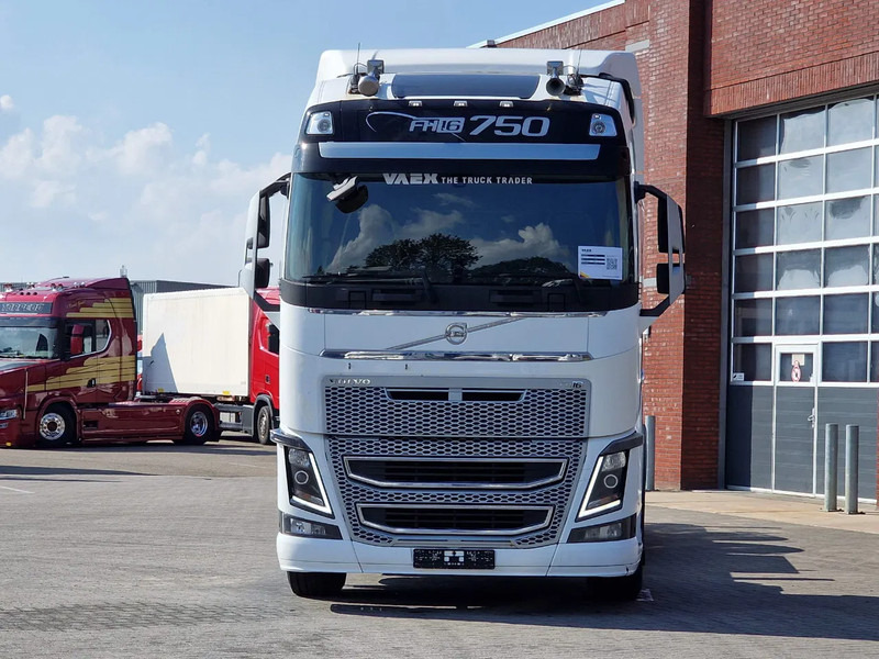 Volvo FH 16.750 Globetrotter 6x2 BDF - Retarder - HUB reduction - Euro 5 - 4.90 WB - Контейнеровоз/ Сменна каросерия камион: снимка 2 Volvo FH 16.750 Globetrotter 6x2 BDF - Retarder - HUB reduction - Euro 5 - 4.90 WB - Контейнеровоз/ Сменна каросерия камион: снимка 2