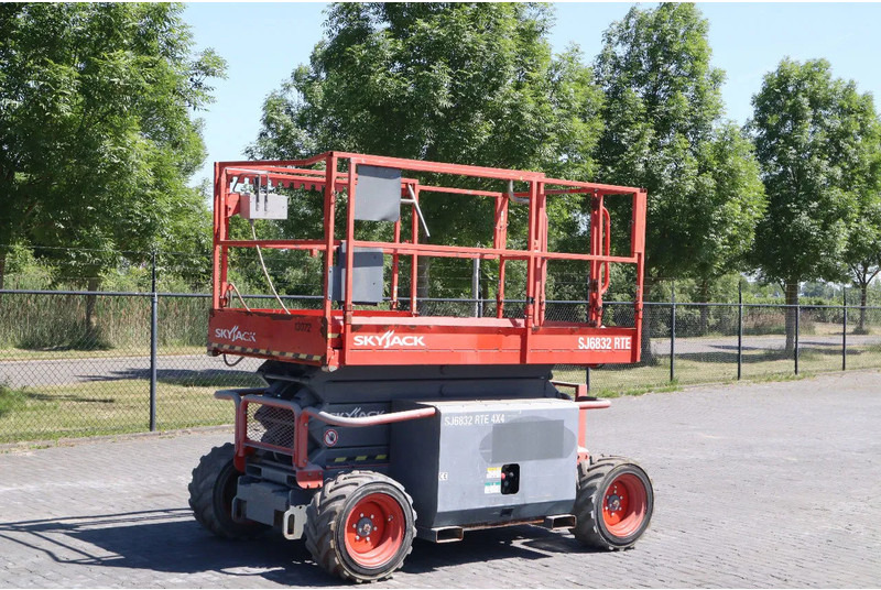 Skyjack SJ 6832 RTE | 12 METER | 454 KG - Ножична работна платформа: снимка 3 Skyjack SJ 6832 RTE | 12 METER | 454 KG - Ножична работна платформа: снимка 3