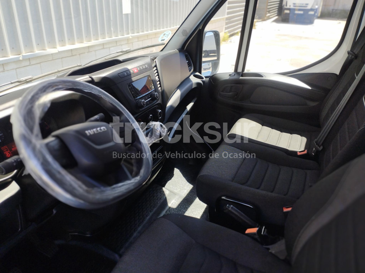 Interior photo 1: Лекотоварен автомобил фургон IVECO DAILY 35S16 F 12M3