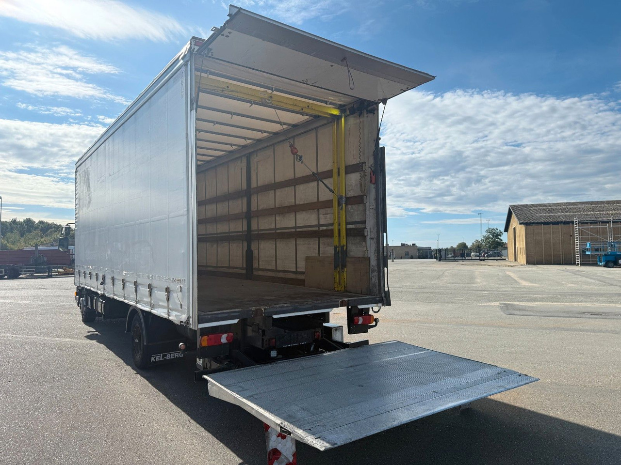 DAF LF 45 /220 4x2 Curtainsider and Taillift Euro 6 - Камион с брезент: снимка 5 DAF LF 45 /220 4x2 Curtainsider and Taillift Euro 6 - Камион с брезент: снимка 5