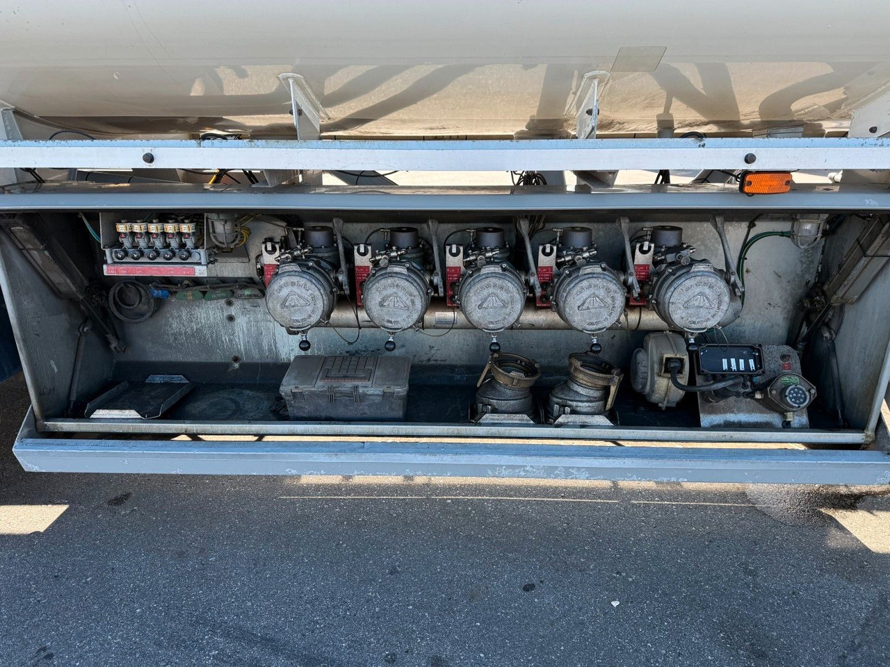 HMK Bilcon 27.000 l. ADR 5 compartment - Ремарке цистерна: снимка 5 HMK Bilcon 27.000 l. ADR 5 compartment - Ремарке цистерна: снимка 5
