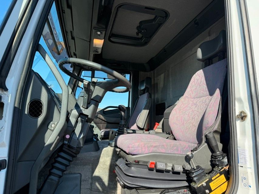 Iveco EuroTech Cursor 190E31 4x2 Tipper / HMF 1060 B3 - Камион с кран: снимка 5 Iveco EuroTech Cursor 190E31 4x2 Tipper / HMF 1060 B3 - Камион с кран: снимка 5