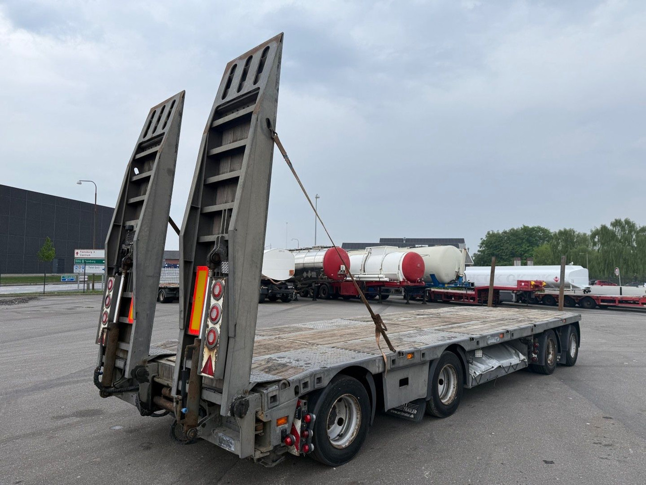 MTDK 4 Achsen 30 t. Maschinen Hydr. rampen - Нискорамна площадка ремарке: снимка 3 MTDK 4 Achsen 30 t. Maschinen Hydr. rampen - Нискорамна площадка ремарке: снимка 3