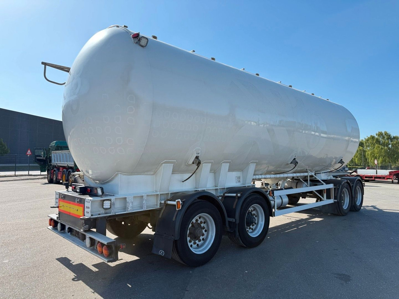 P4T30 4 axle 42 m3 Alu Silo tank - Ремарке цистерна: снимка 3 P4T30 4 axle 42 m3 Alu Silo tank - Ремарке цистерна: снимка 3