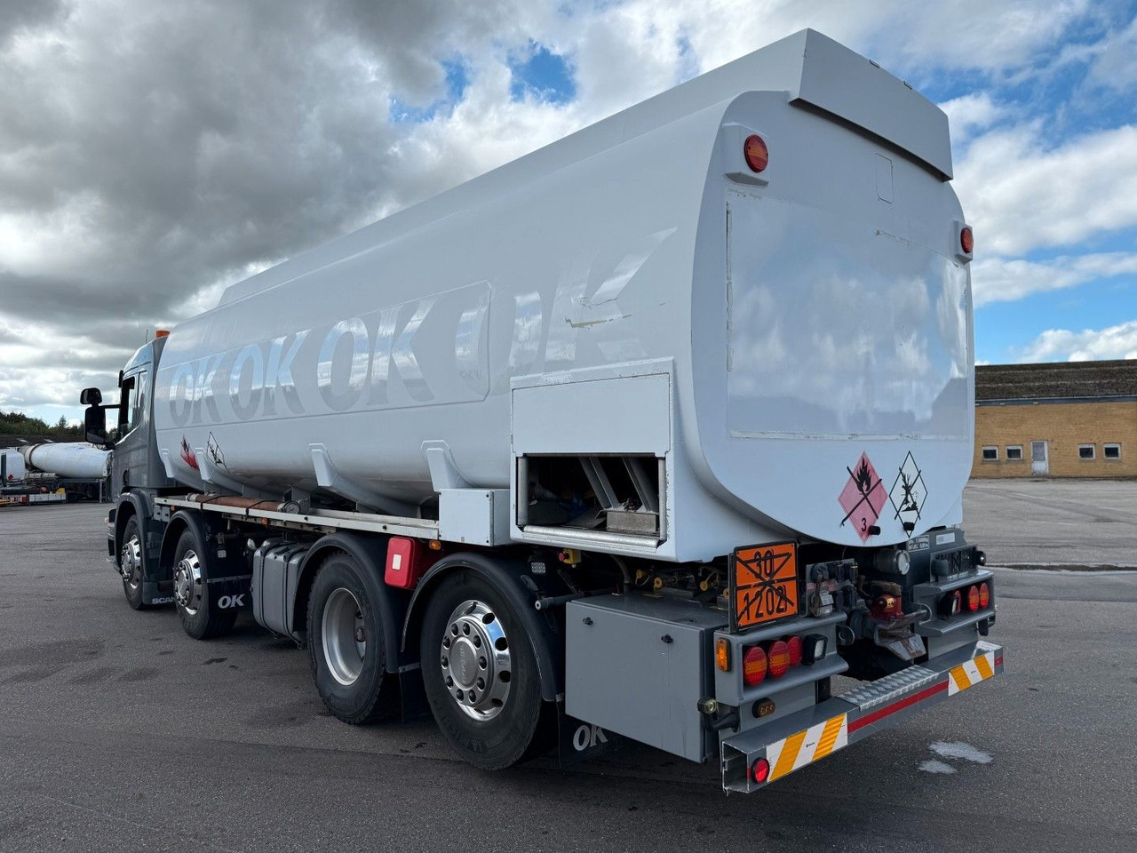Scania P400 8x2*6 HMK Bilcon 24.000 l. ADR Euro 5 - Камион цистерна: снимка 4 Scania P400 8x2*6 HMK Bilcon 24.000 l. ADR Euro 5 - Камион цистерна: снимка 4