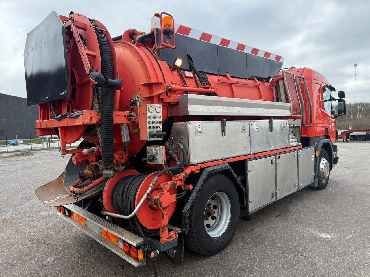 Scania P94/260 4x2 NZ SLS590 Kombi 8.400 l. - Каналопочистваща машина: снимка 3 Scania P94/260 4x2 NZ SLS590 Kombi 8.400 l. - Каналопочистваща машина: снимка 3
