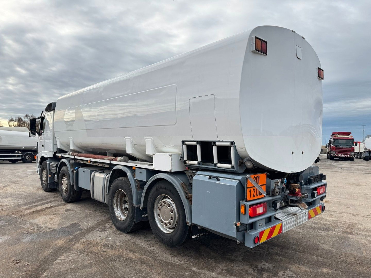 Volvo FM 440 8x2*6 24.000 l. ADR Tanktruck - Камион цистерна: снимка 4 Volvo FM 440 8x2*6 24.000 l. ADR Tanktruck - Камион цистерна: снимка 4
