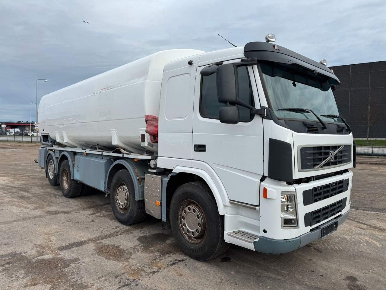 Volvo FM 440 8x2*6 24.000 l. ADR Tanktruck - Камион цистерна: снимка 2 Volvo FM 440 8x2*6 24.000 l. ADR Tanktruck - Камион цистерна: снимка 2