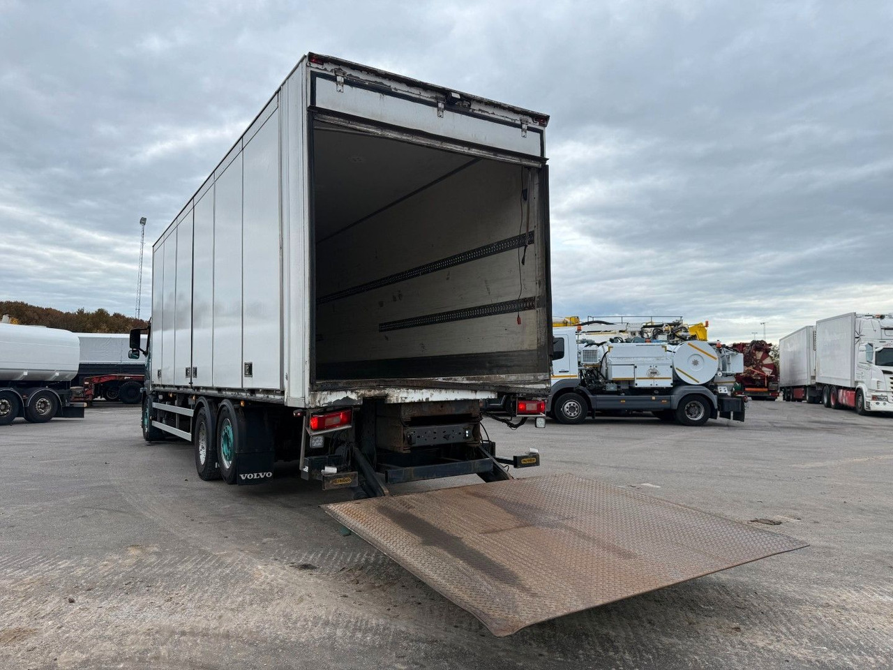 Volvo FM330 6x2*4 Carrier Supra 1050 Nordic - Рефрижератор камион: снимка 5 Volvo FM330 6x2*4 Carrier Supra 1050 Nordic - Рефрижератор камион: снимка 5