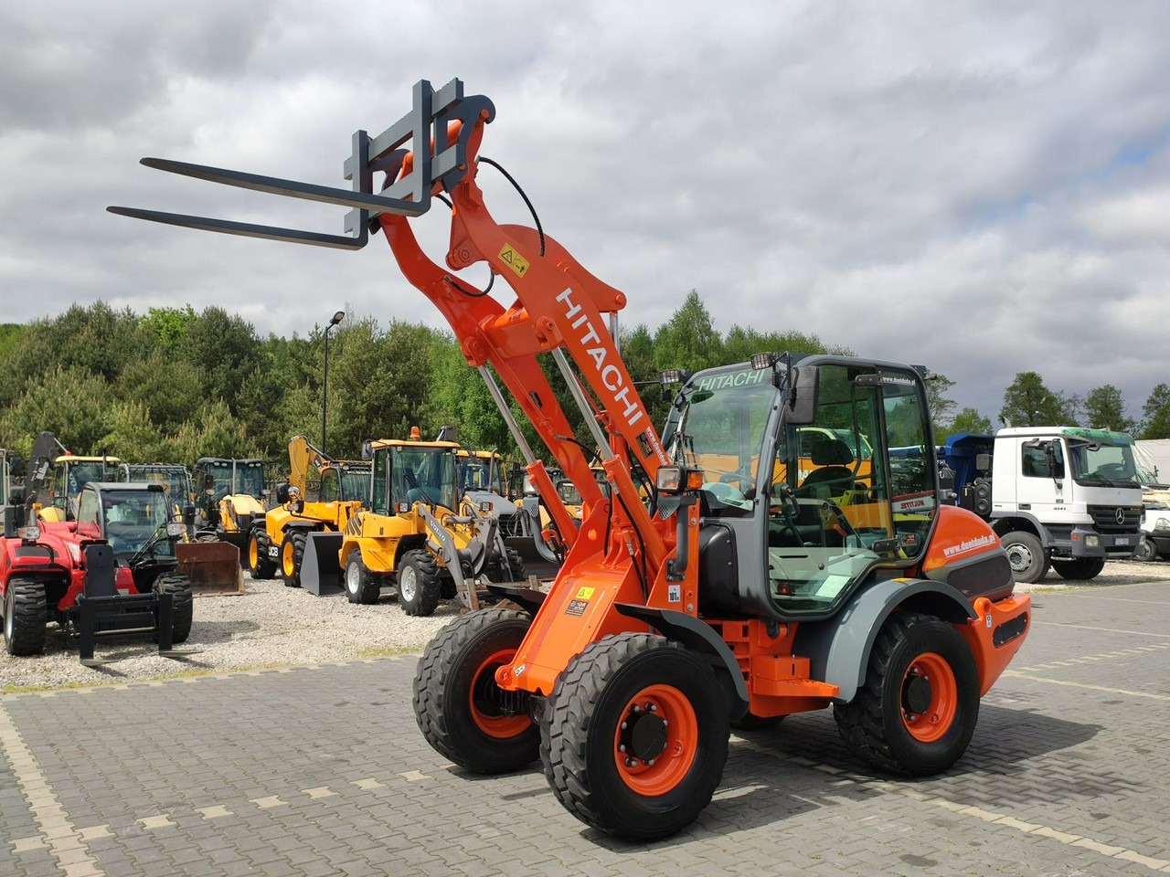 Hitachi ZW75 Wheel Loader Szybko-Złącze Widły Stan Bardzo Dobry - Колесен товарач: снимка 1 Hitachi ZW75 Wheel Loader Szybko-Złącze Widły Stan Bardzo Dobry - Колесен товарач: снимка 1