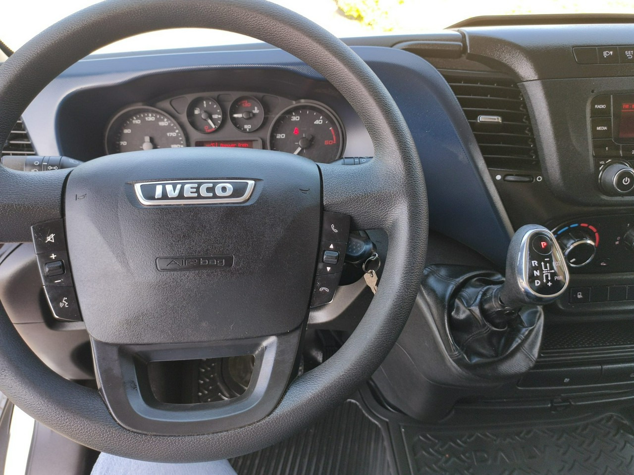 Лекотоварен автомобил фургон Iveco Daily 35C14: снимка 31