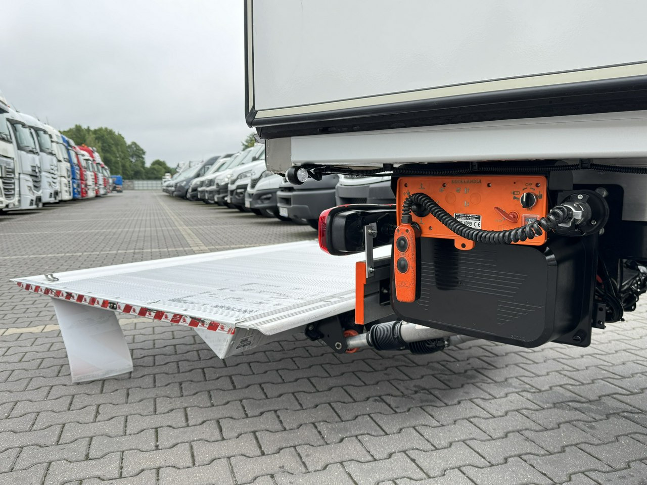 Хладилен бус Iveco Daily 35S16 V: снимка 10 Хладилен бус Iveco Daily 35S16 V: снимка 10