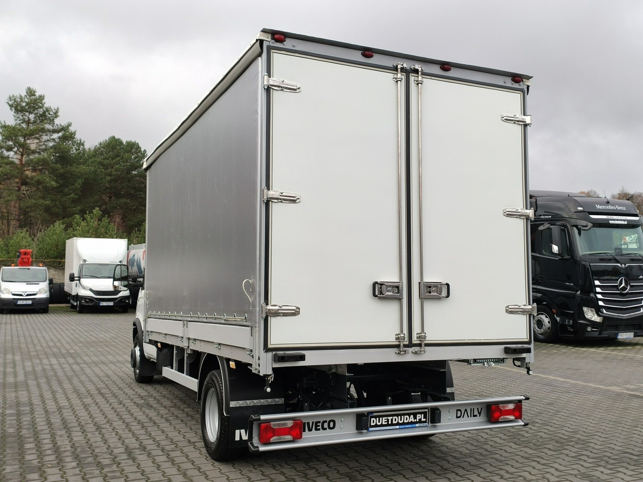 Брезентов бус Iveco Daily 70C18 V H: снимка 19