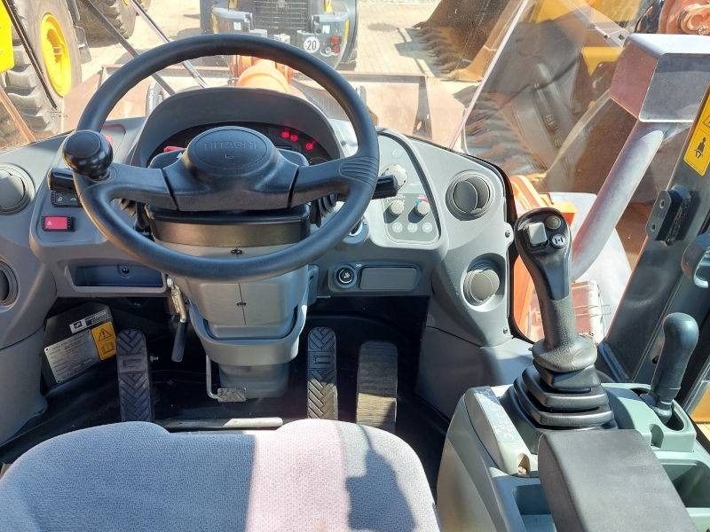 Колесен товарач Hitachi ZW 250-6: снимка 11