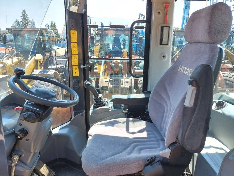 Колесен товарач Hitachi ZW 250-6: снимка 10