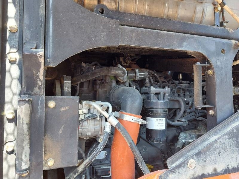 Колесен товарач Hitachi ZW 250-6: снимка 8