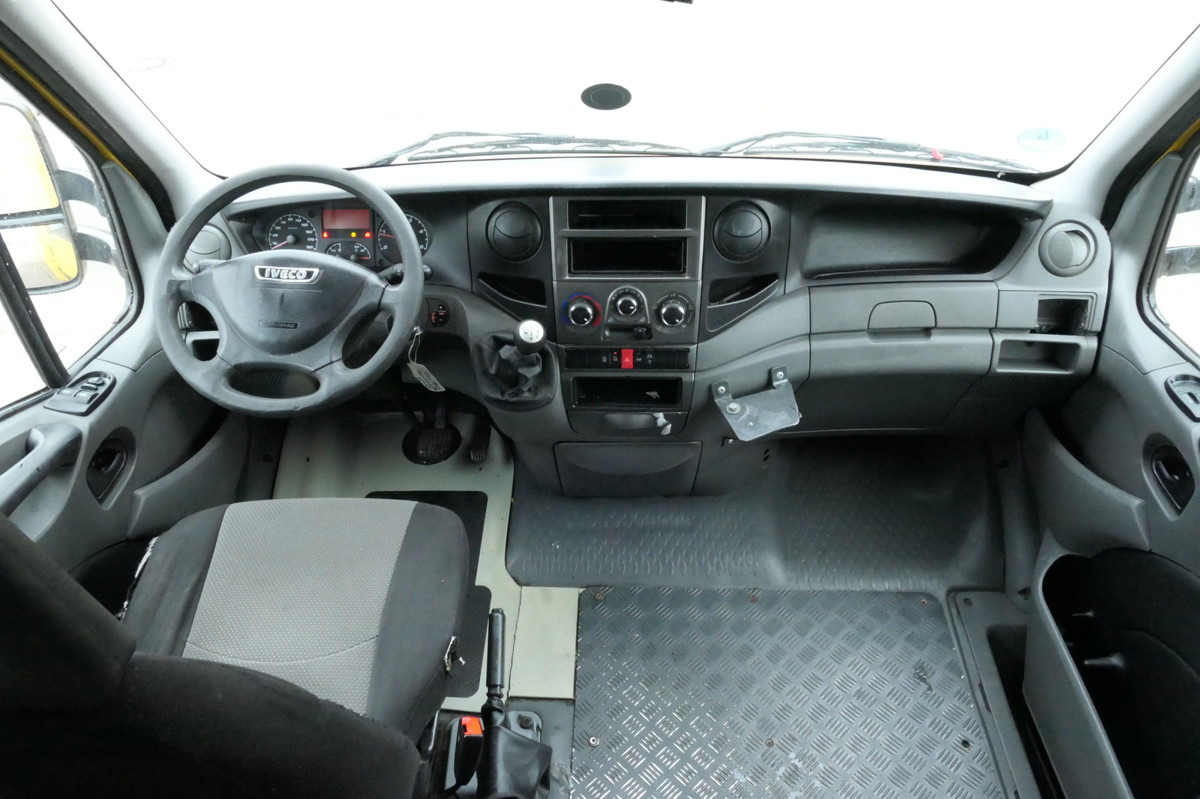 Interior photo 3: Лекотоварен автомобил фургон IVECO Daily 35 S11 C30C AUTOMATIK KAMERA MAXI KAMERA R