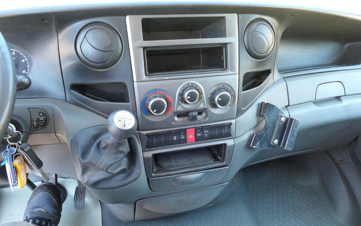 Лекотоварен автомобил фургон IVECO Daily 35 S11 C30C AUTOMATIK KAMERA MAXI Regale L: снимка 10