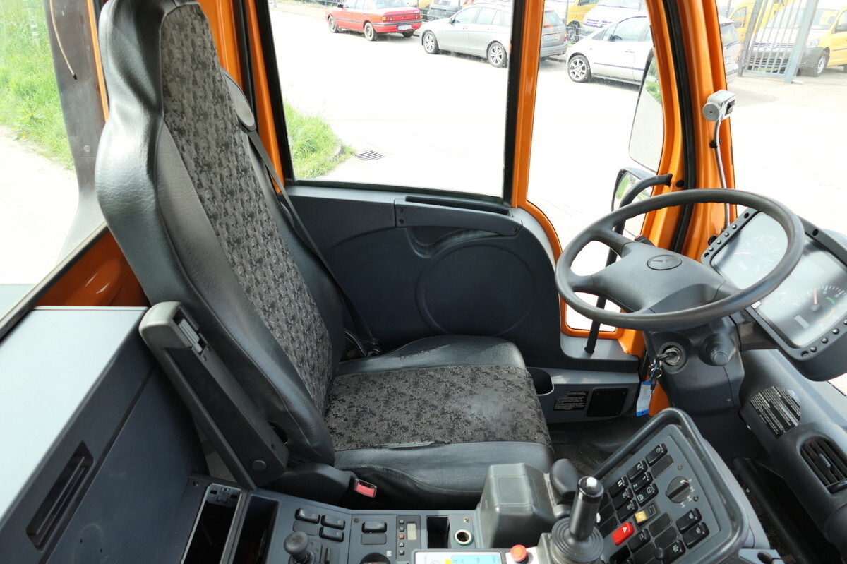 Interior photo 1: Бордови камион, Комунална/ Специална техника UNIMOG U400  405/12 AHK KLIMA ZAPFWELLE vorn SFZ KOMMUN