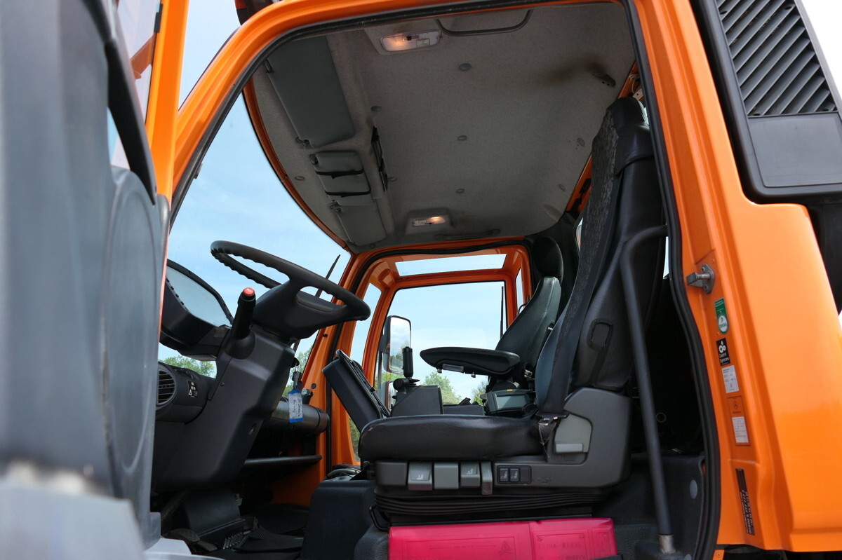 Interior photo 2: Бордови камион, Комунална/ Специална техника UNIMOG U400  405/12 AHK KLIMA ZAPFWELLE vorn SFZ KOMMUN