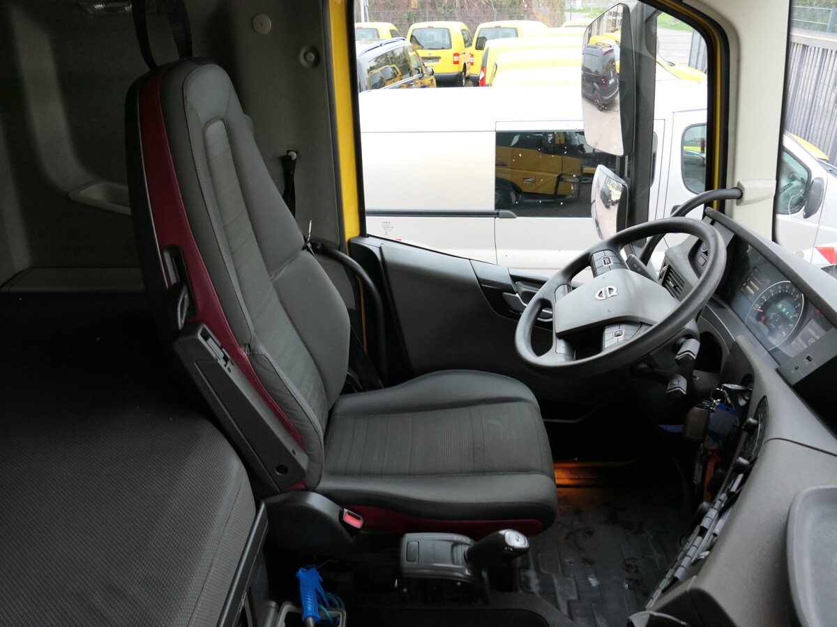 Interior photo 1: Камион фургон VOLVO FH 26.420 6x2 BDF