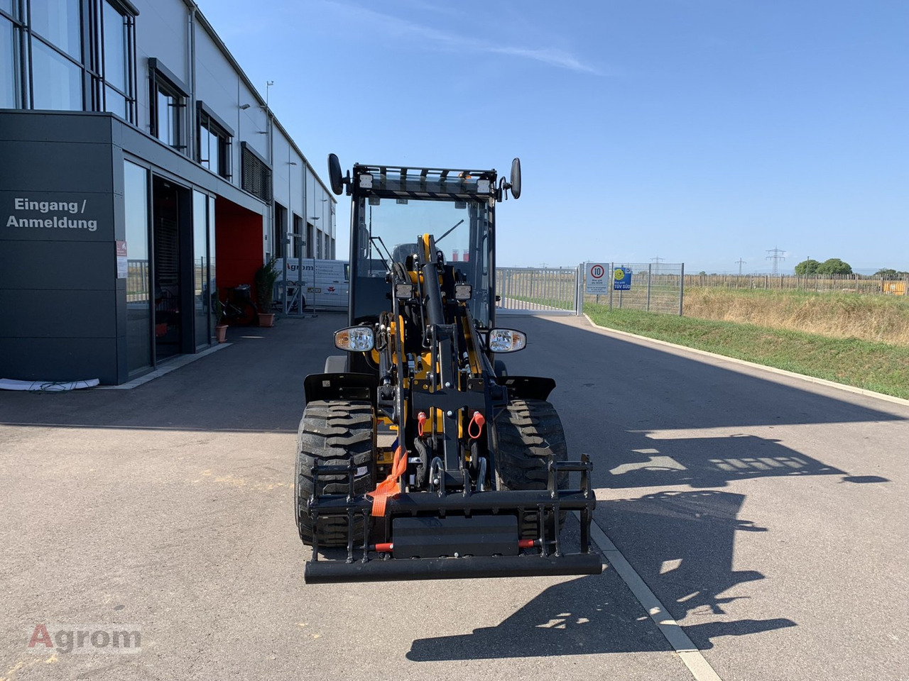 Нови Компактен товарач JCB 403 Plus: снимка 9