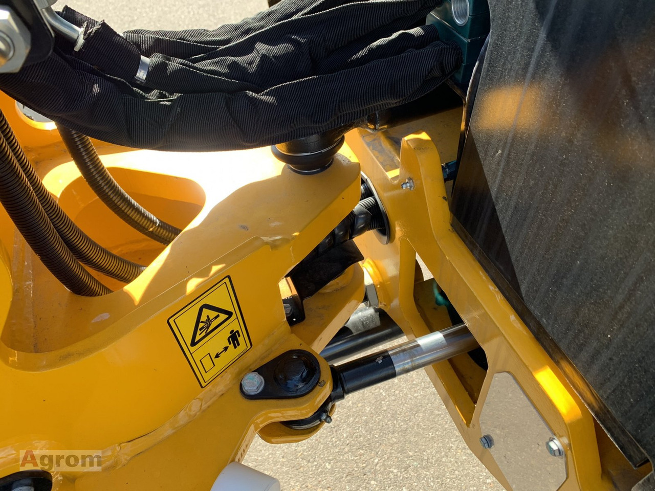Нови Компактен товарач JCB 403 Plus: снимка 11