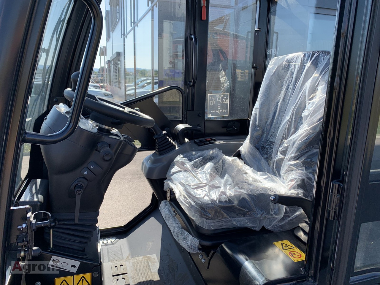 Нови Компактен товарач JCB 403 Plus: снимка 12