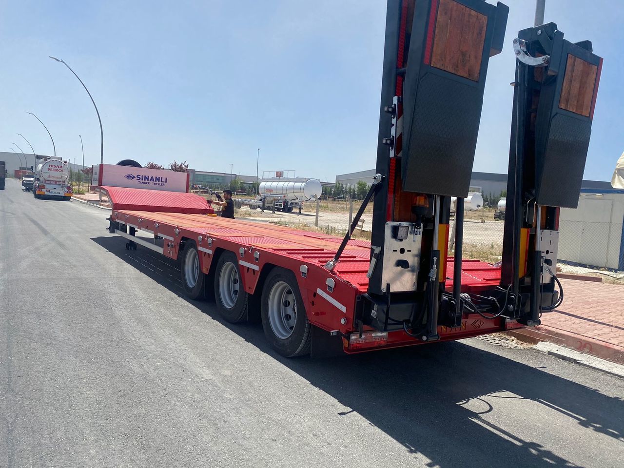 Lowbed Sinan Trailer Lowbed 3 axle - Нискорамна площадка полуремарке: снимка 1 Lowbed Sinan Trailer Lowbed 3 axle - Нискорамна площадка полуремарке: снимка 1
