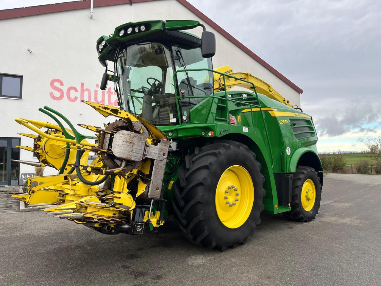 John Deere 8300i Feldhäcksler, Harvestlap, Pickup, Kemper, erst 910 Betriebsstunden, Baujahr 2018 - Силажокомбайн: снимка 1 John Deere 8300i Feldhäcksler, Harvestlap, Pickup, Kemper, erst 910 Betriebsstunden, Baujahr 2018 - Силажокомбайн: снимка 1