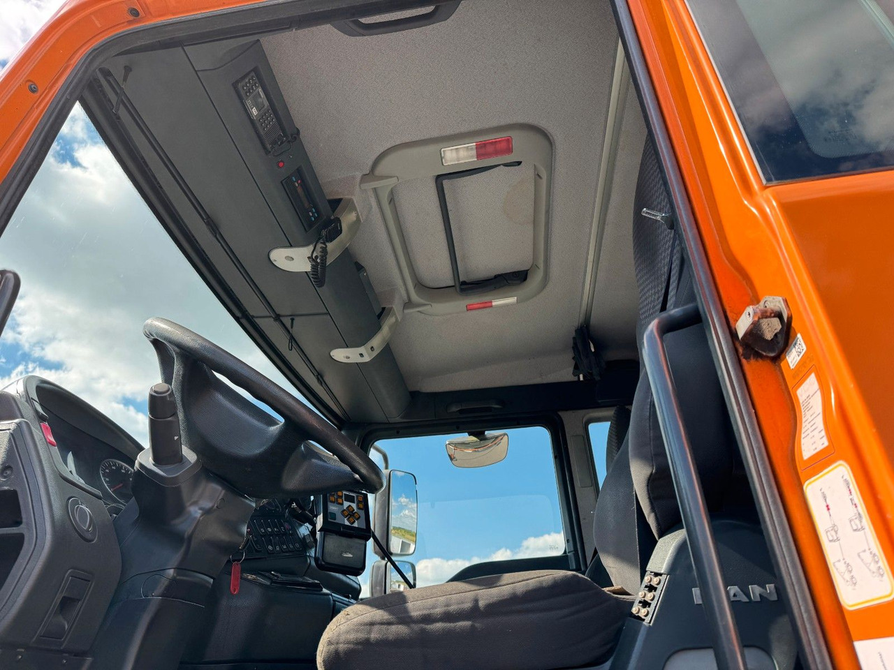 MAN TGA 18.350 4x4 Meiler Abroller RK 14.45 Winterd. - Мултилифт с кука камион: снимка 5 MAN TGA 18.350 4x4 Meiler Abroller RK 14.45 Winterd. - Мултилифт с кука камион: снимка 5