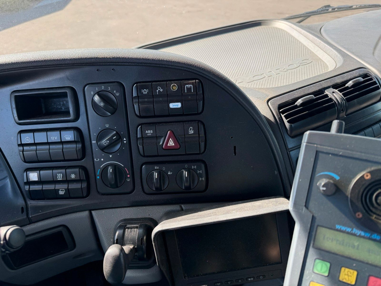 Mercedes-Benz Actros 3341 6x6 Kipperfahrgestell mit Zylinder - Шаси кабина: снимка 4 Mercedes-Benz Actros 3341 6x6 Kipperfahrgestell mit Zylinder - Шаси кабина: снимка 4