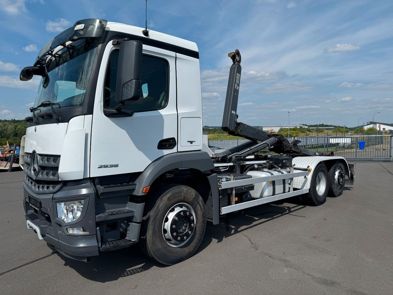 Mercedes-Benz Arocs 2535 6x2 Hiab XR 21S59 + Kranhydraulik - Мултилифт с кука камион: снимка 4 Mercedes-Benz Arocs 2535 6x2 Hiab XR 21S59 + Kranhydraulik - Мултилифт с кука камион: снимка 4