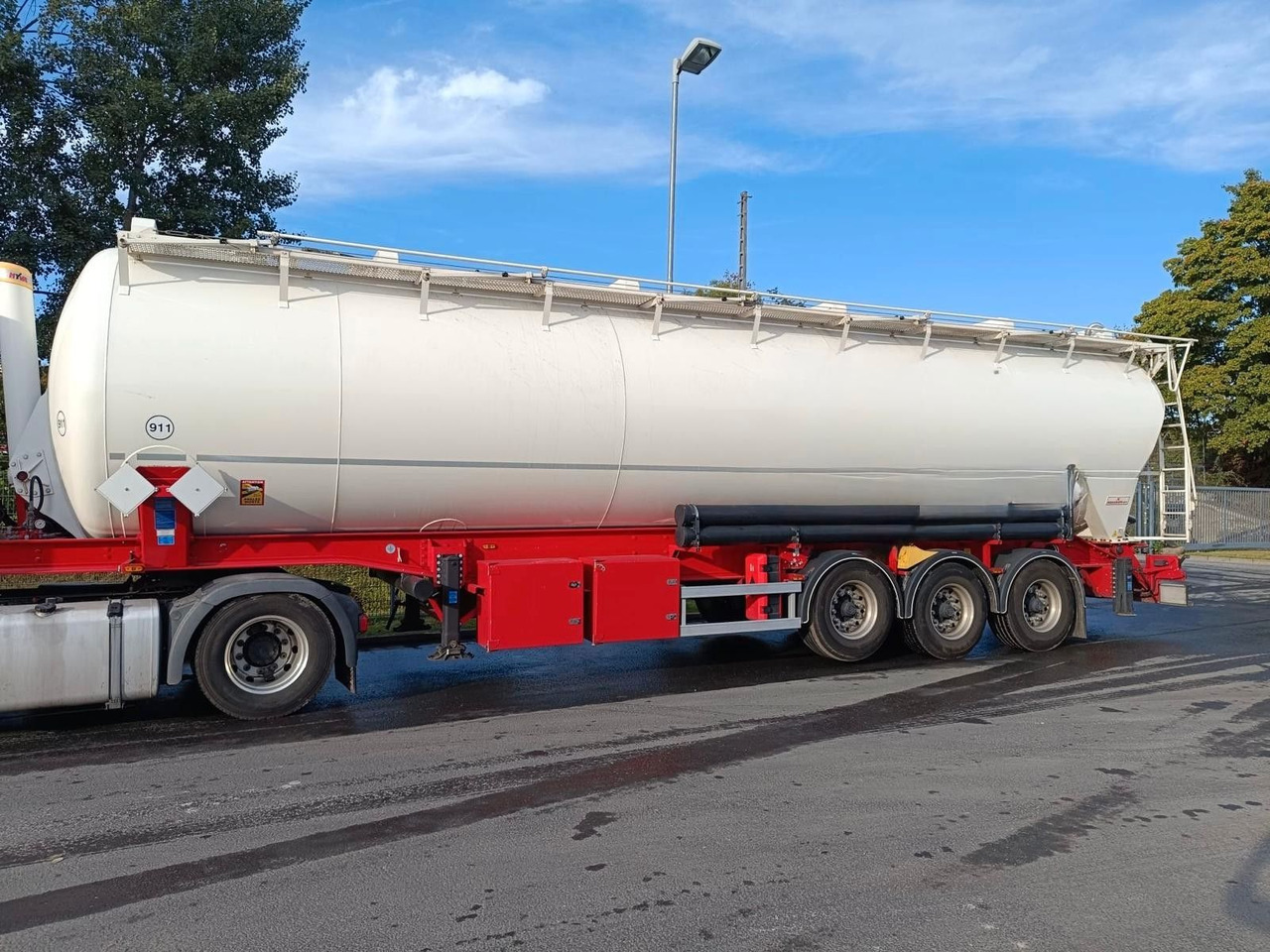 Kässbohrer Kippsilo 60m³ ADR - Цистерна за насипни товари: снимка 1 Kässbohrer Kippsilo 60m³ ADR - Цистерна за насипни товари: снимка 1