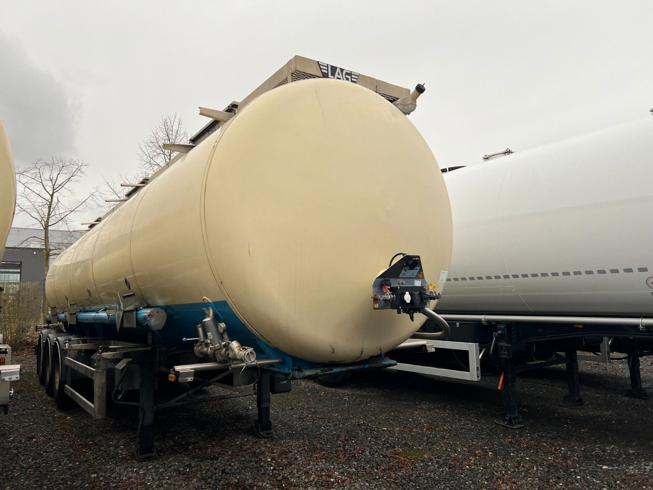 Полуремарке цистерна Lag 32000 l Lebensmitteltank mit 3 Kammern, ADR: снимка 1