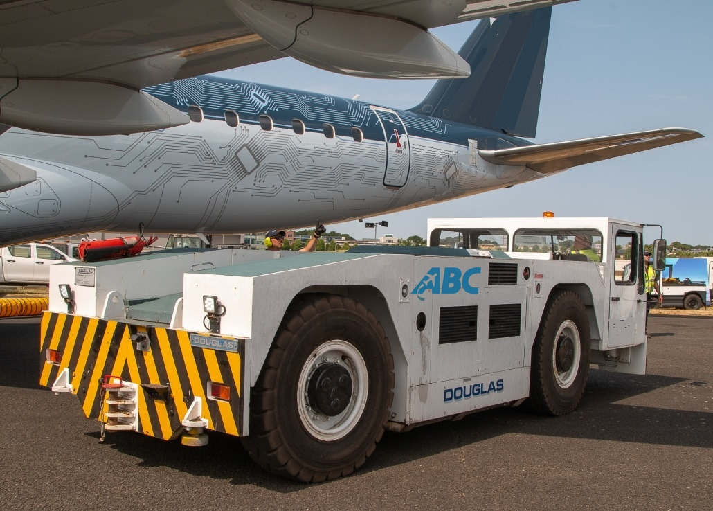Douglas DC4H - Влекач на самолети: снимка 2 Douglas DC4H - Влекач на самолети: снимка 2