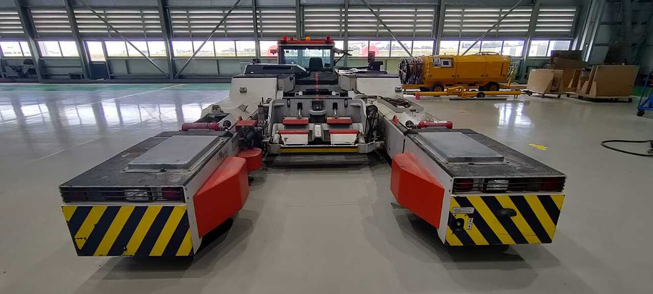 Douglas - Kalmar 280 - Влекач на самолети: снимка 1 Douglas - Kalmar 280 - Влекач на самолети: снимка 1