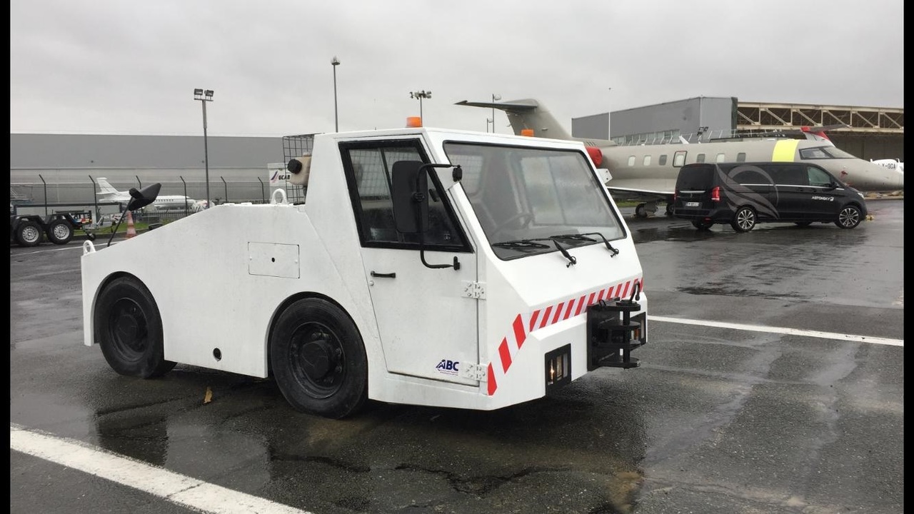 SOVAM K100 - Влекач на самолети: снимка 1 SOVAM K100 - Влекач на самолети: снимка 1