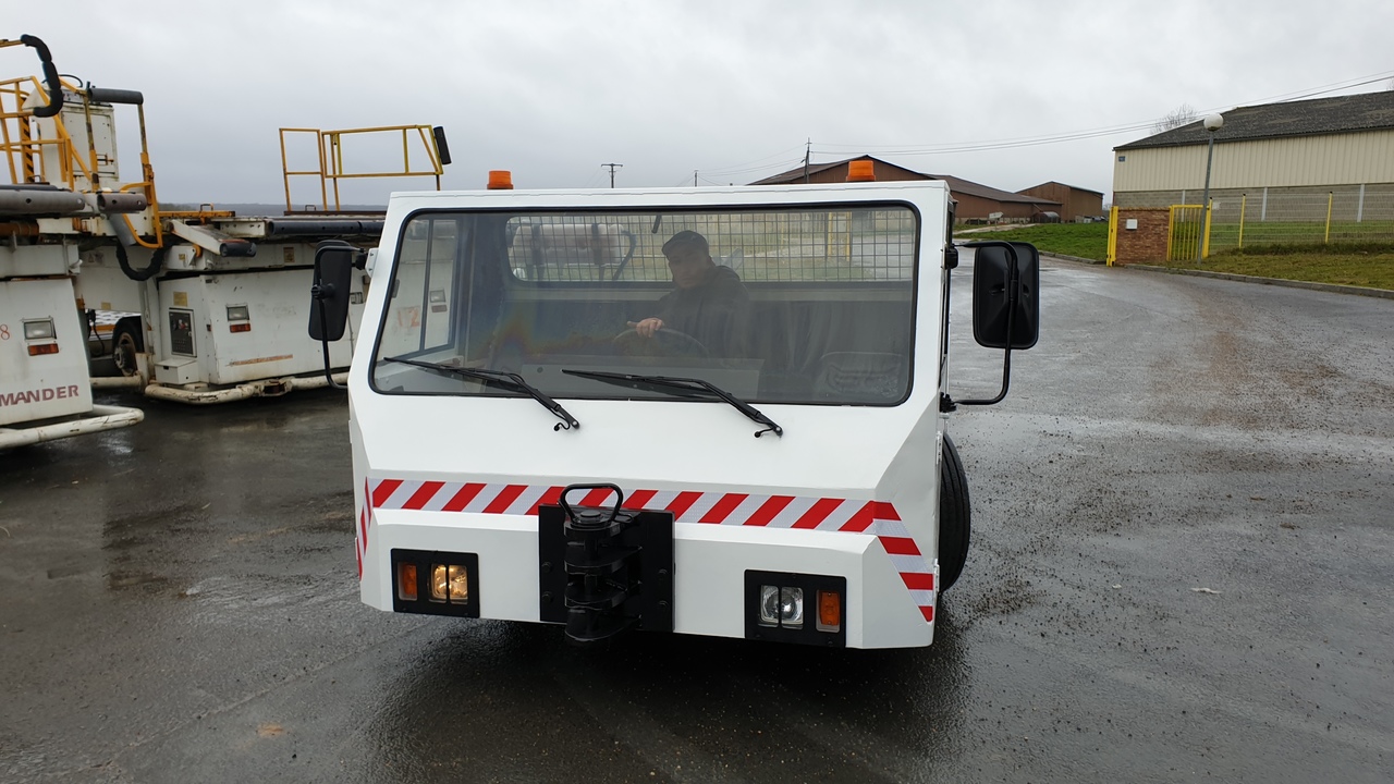 SOVAM K100 - Влекач на самолети: снимка 2 SOVAM K100 - Влекач на самолети: снимка 2