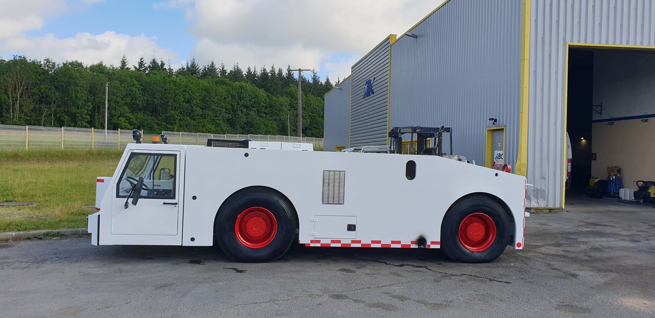 SOVAM K250 - Влекач на самолети: снимка 1 SOVAM K250 - Влекач на самолети: снимка 1